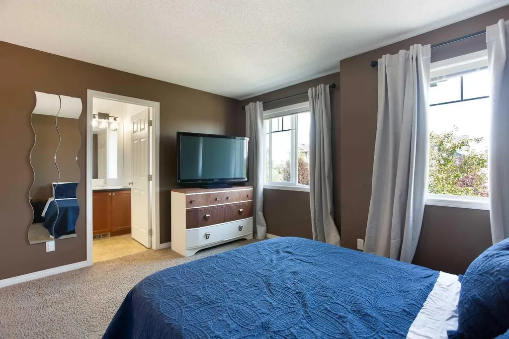 283 Evansdale Way NW Calgary AB T3P0C2