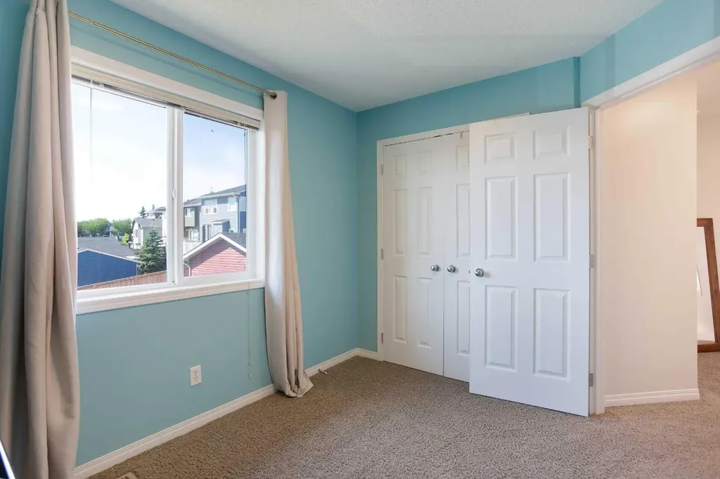283 Evansdale Way NW Calgary AB T3P0C2