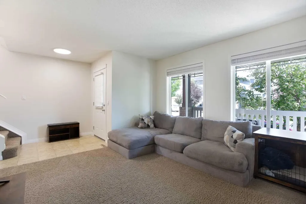 283 Evansdale Way NW Calgary AB T3P0C2