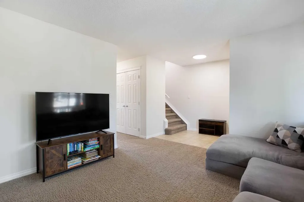 283 Evansdale Way NW Calgary AB T3P0C2