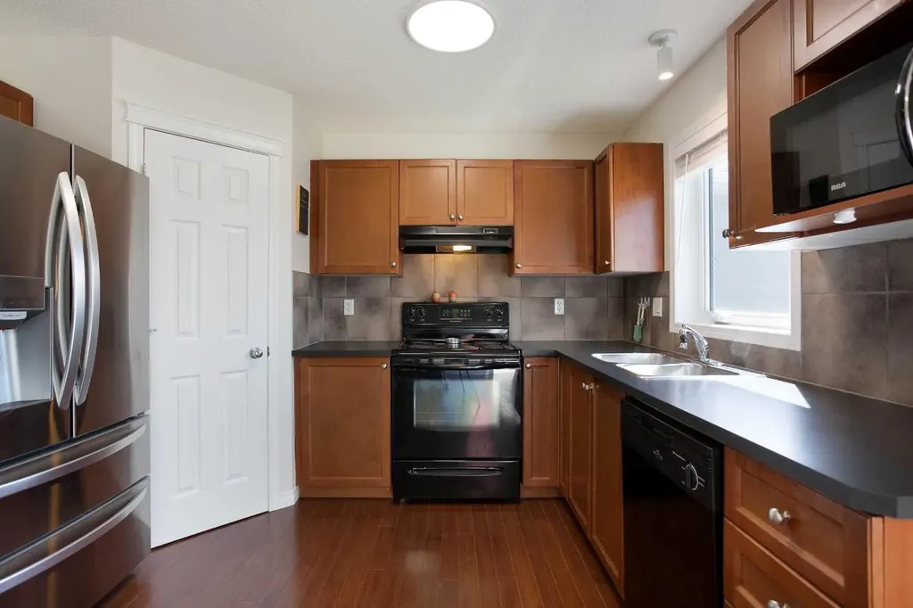 283 Evansdale Way NW Calgary AB T3P0C2