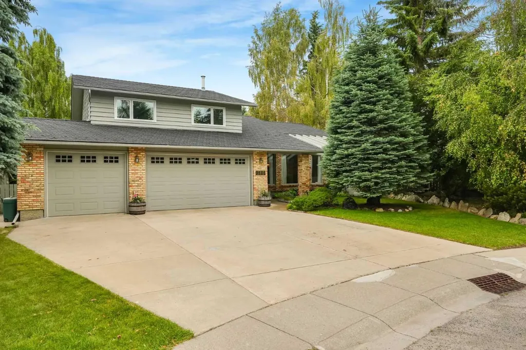 9144 Oakmount Drive SW Calgary AB T2V 4X7