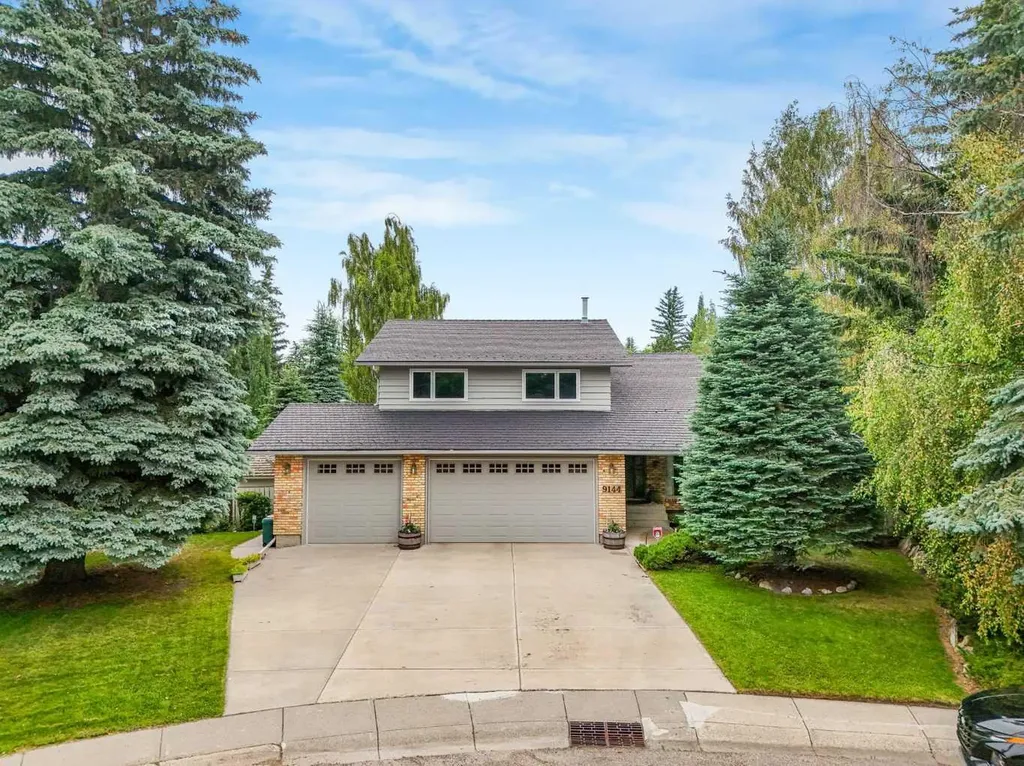 9144 Oakmount Drive SW Calgary AB T2V 4X7