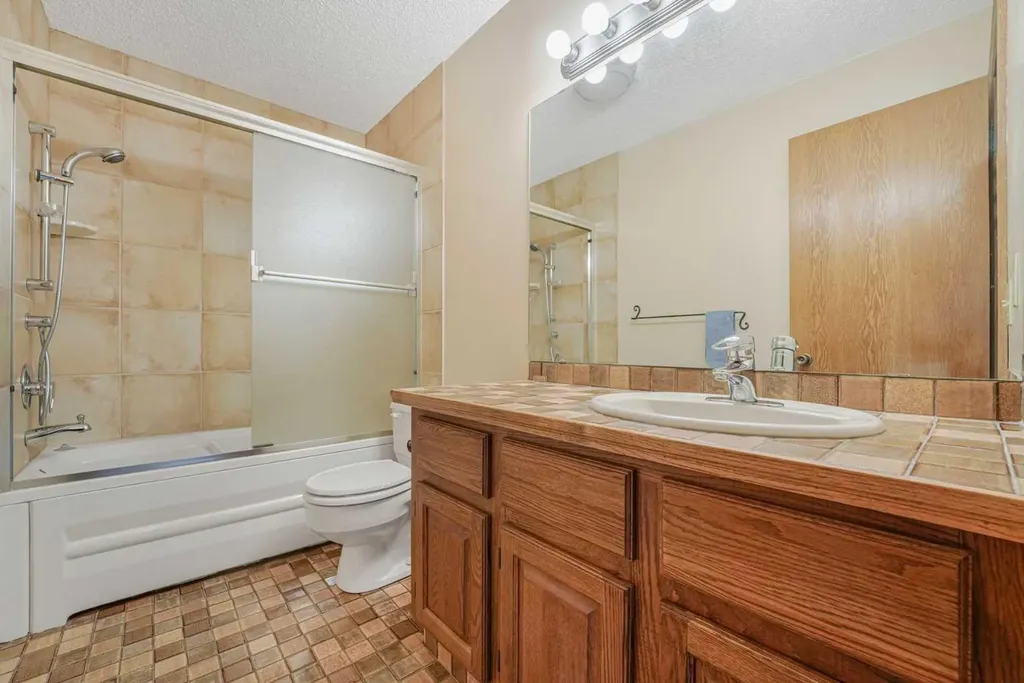 9144 Oakmount Drive SW Calgary AB T2V 4X7