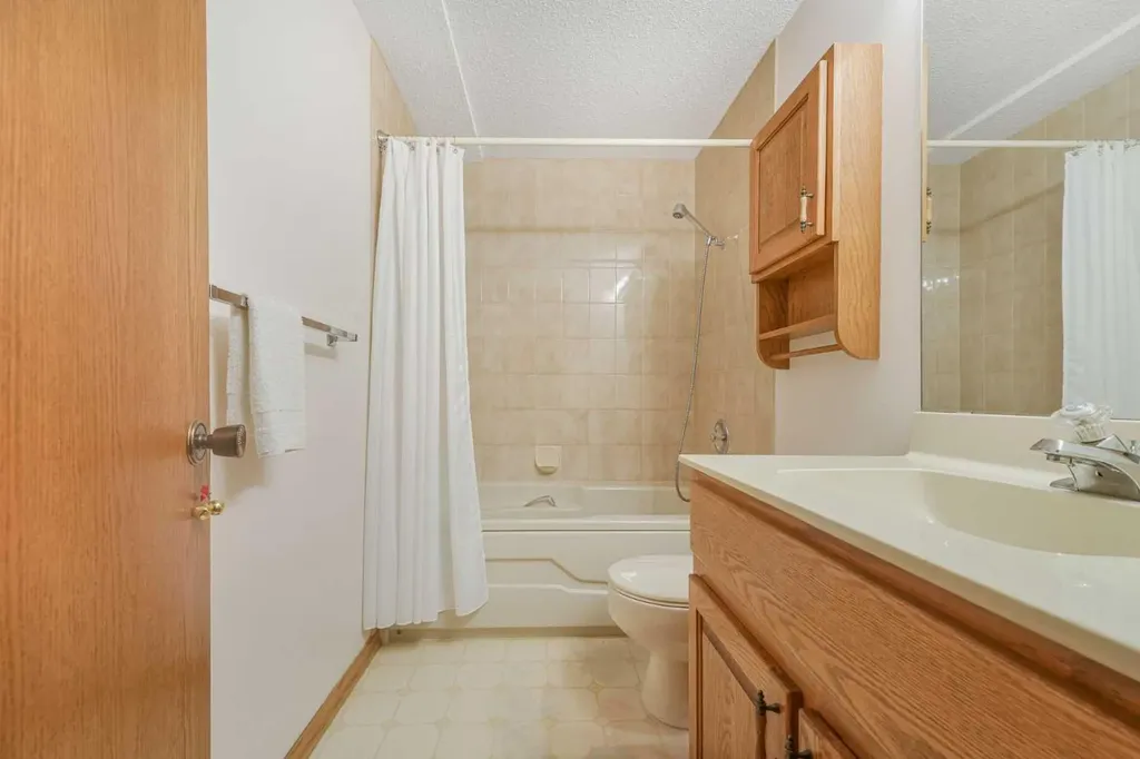 9144 Oakmount Drive SW Calgary AB T2V 4X7