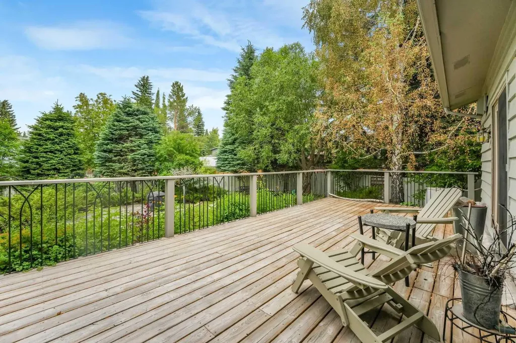 9144 Oakmount Drive SW Calgary AB T2V 4X7