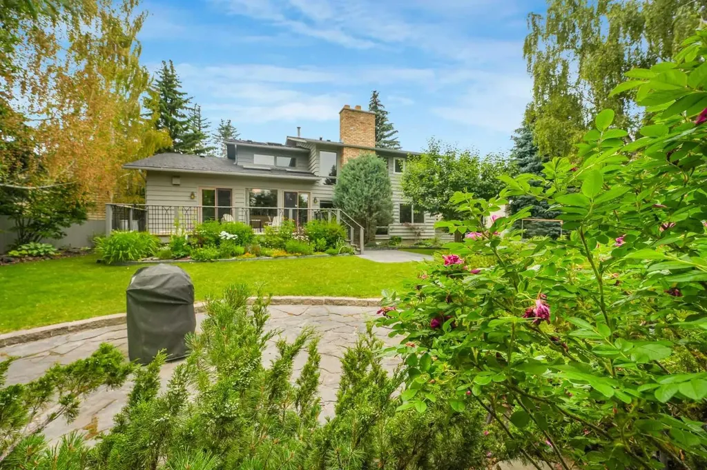 9144 Oakmount Drive SW Calgary AB T2V 4X7