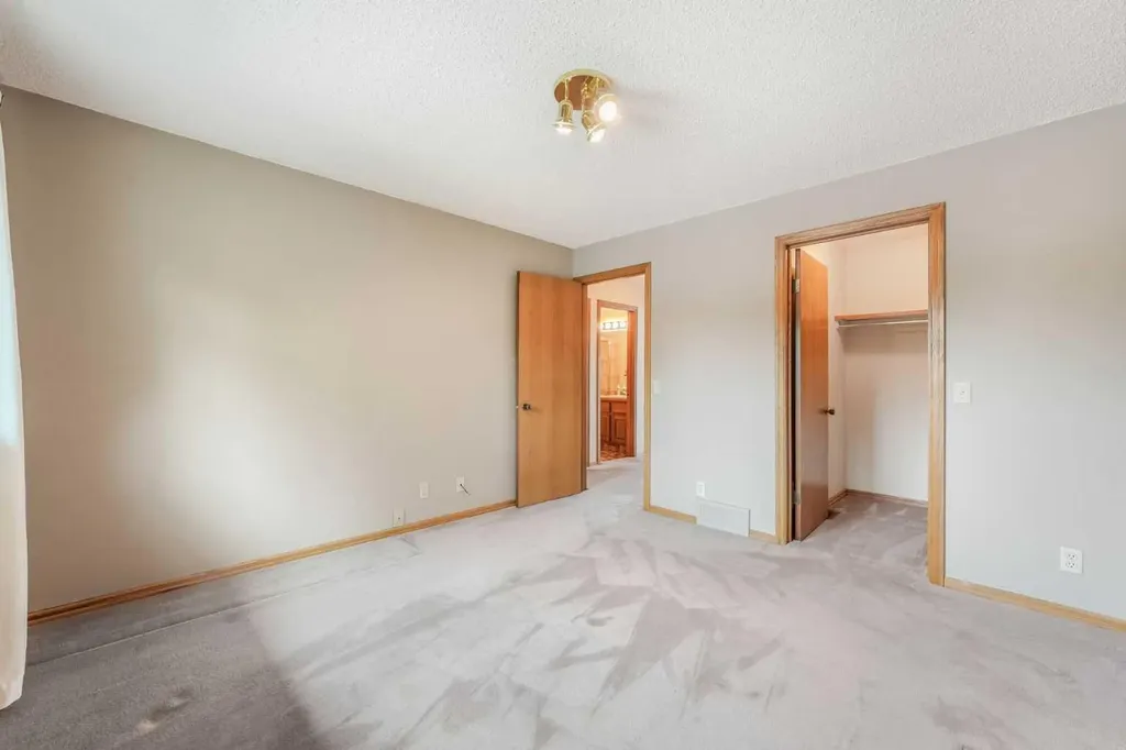 9144 Oakmount Drive SW Calgary AB T2V 4X7