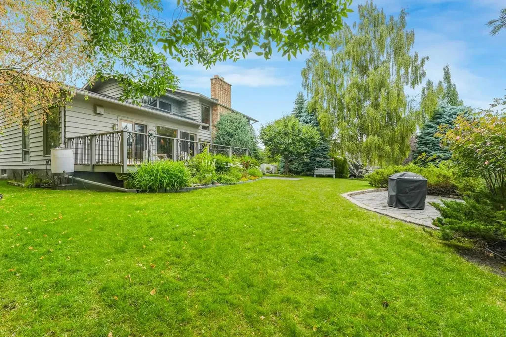 9144 Oakmount Drive SW Calgary AB T2V 4X7