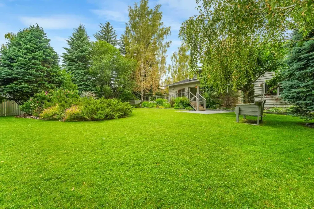 9144 Oakmount Drive SW Calgary AB T2V 4X7