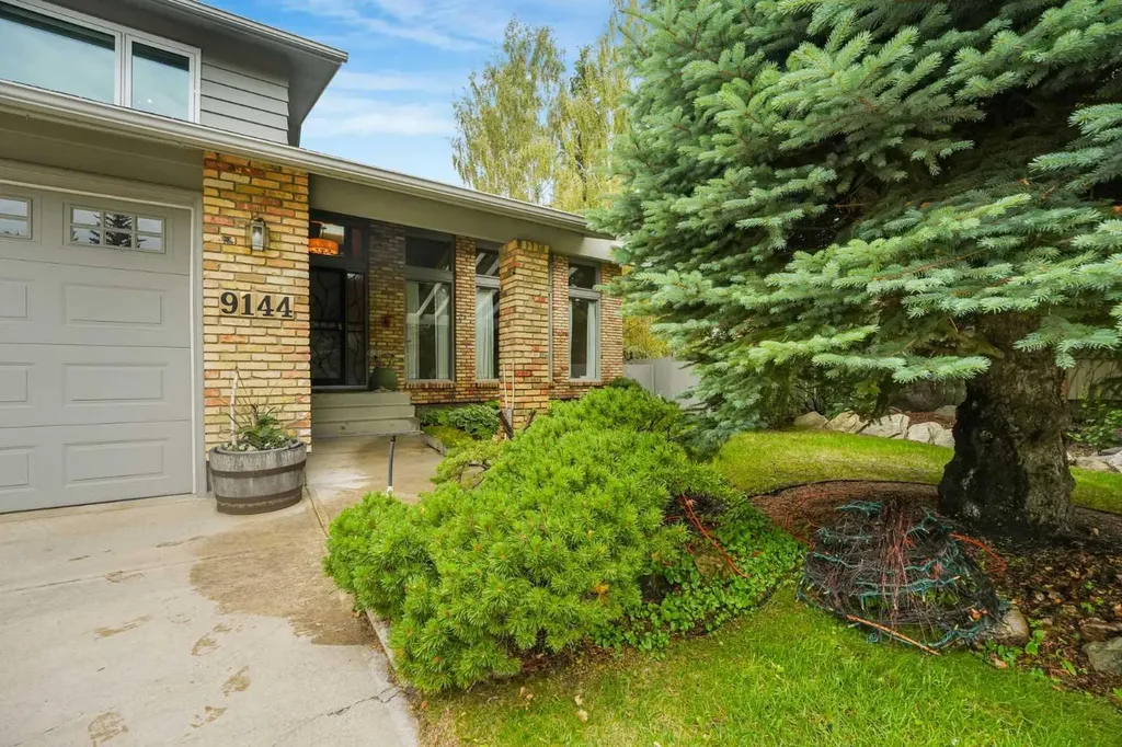9144 Oakmount Drive SW Calgary AB T2V 4X7