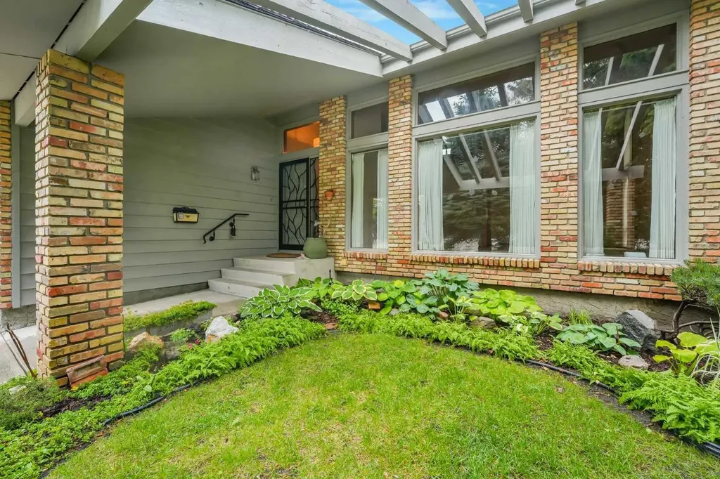9144 Oakmount Drive SW Calgary AB T2V 4X7