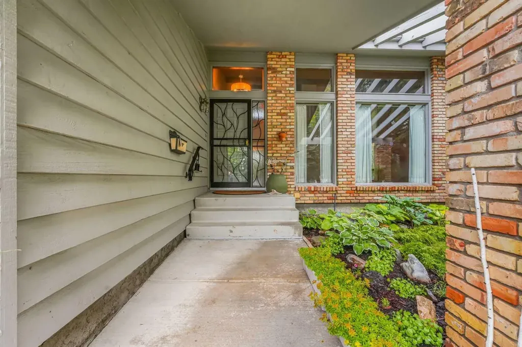 9144 Oakmount Drive SW Calgary AB T2V 4X7