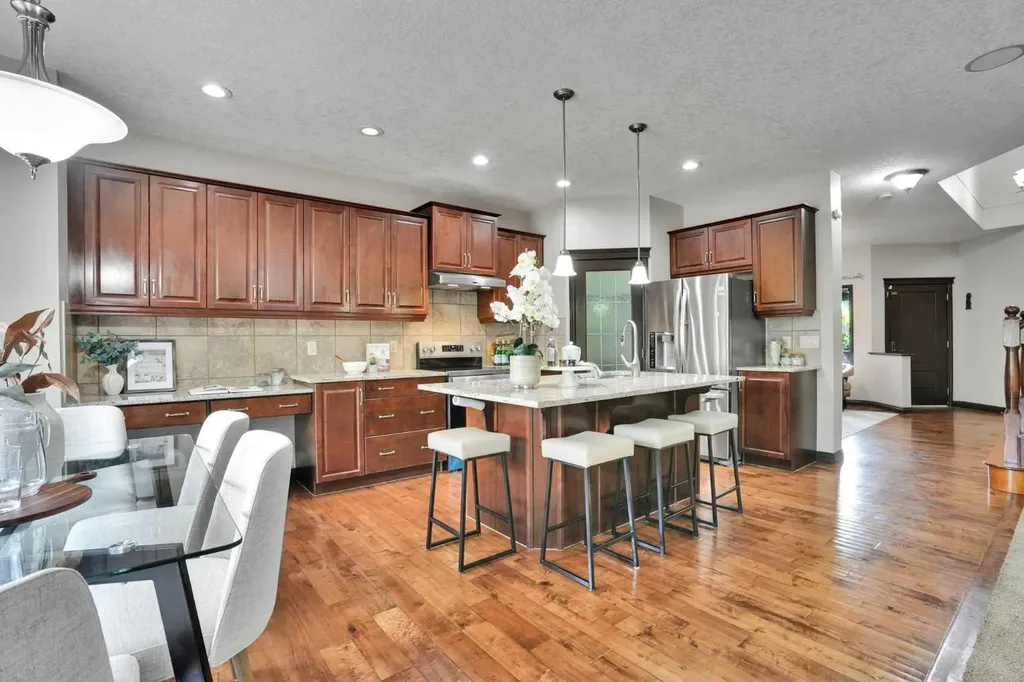 212 Everbrook Way SW Calgary AB T2Y 0E8