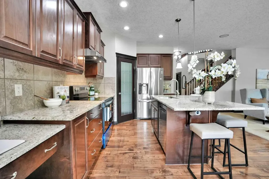212 Everbrook Way SW Calgary AB T2Y 0E8
