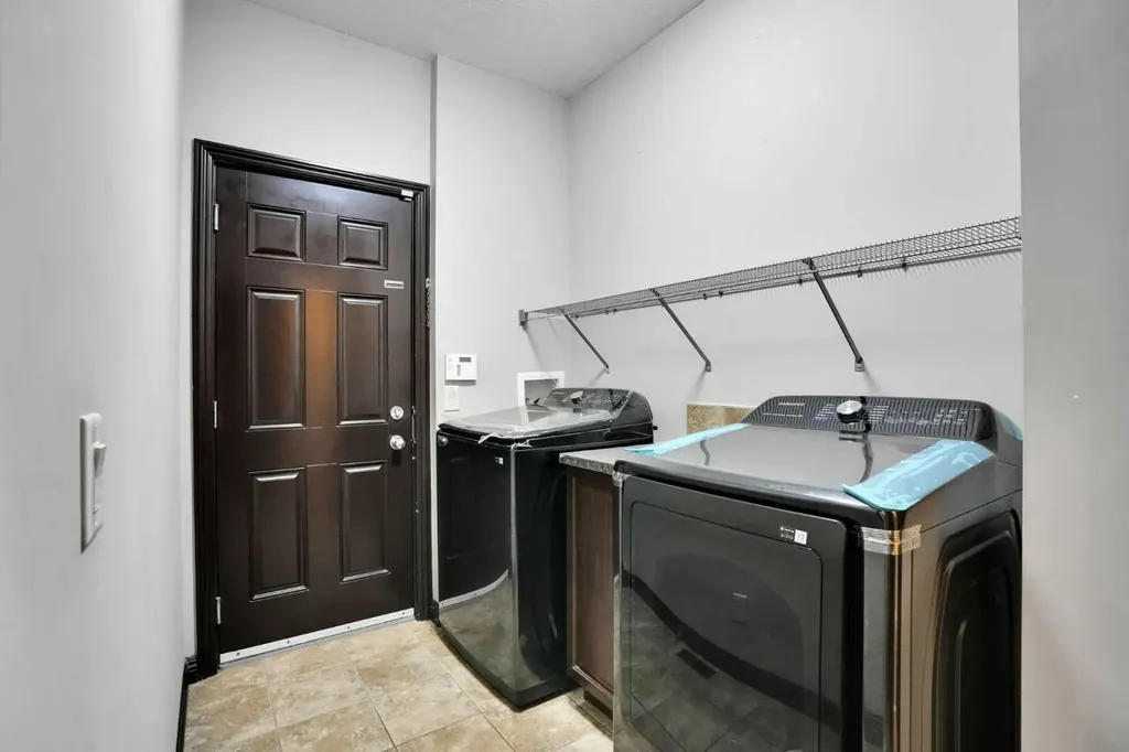 212 Everbrook Way SW Calgary AB T2Y 0E8