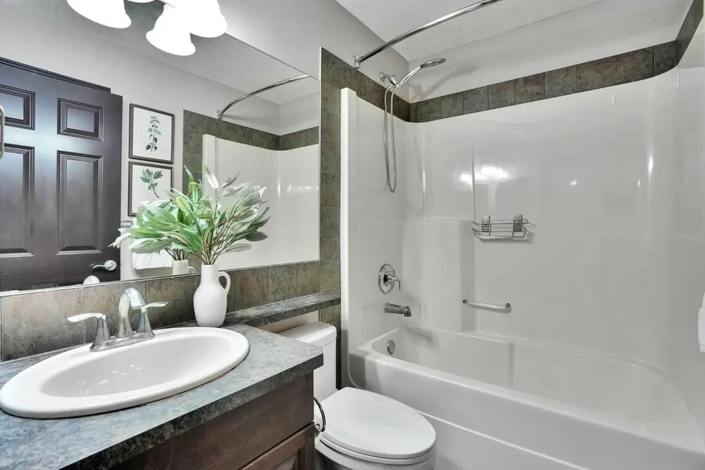 212 Everbrook Way SW Calgary AB T2Y 0E8