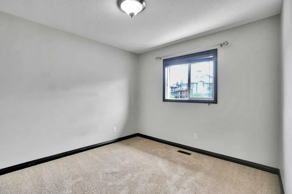 212 Everbrook Way SW Calgary AB T2Y 0E8