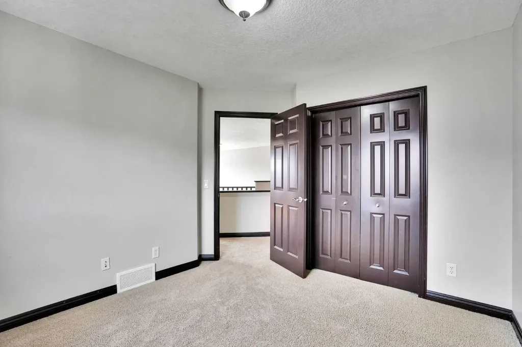 212 Everbrook Way SW Calgary AB T2Y 0E8