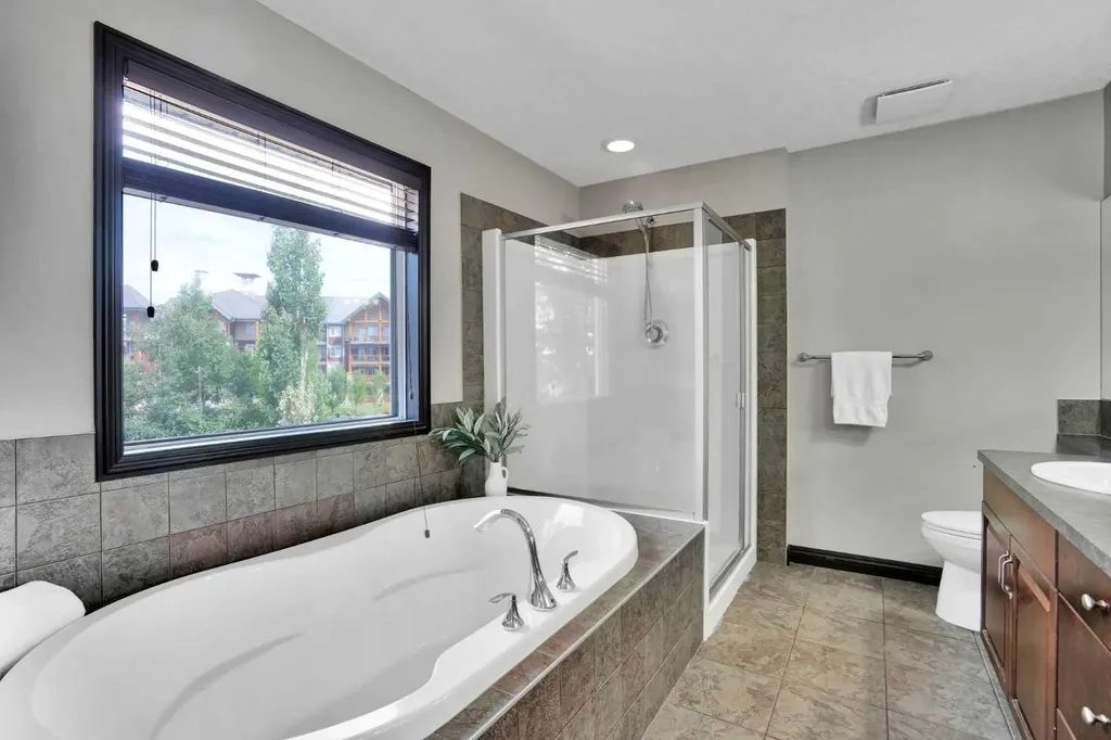 212 Everbrook Way SW Calgary AB T2Y 0E8