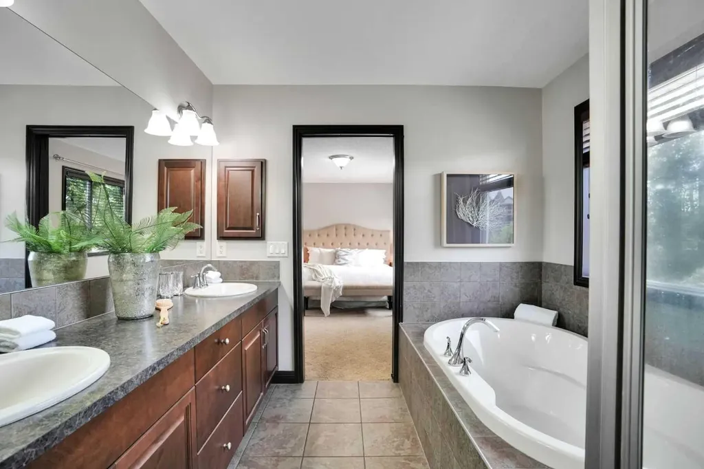 212 Everbrook Way SW Calgary AB T2Y 0E8