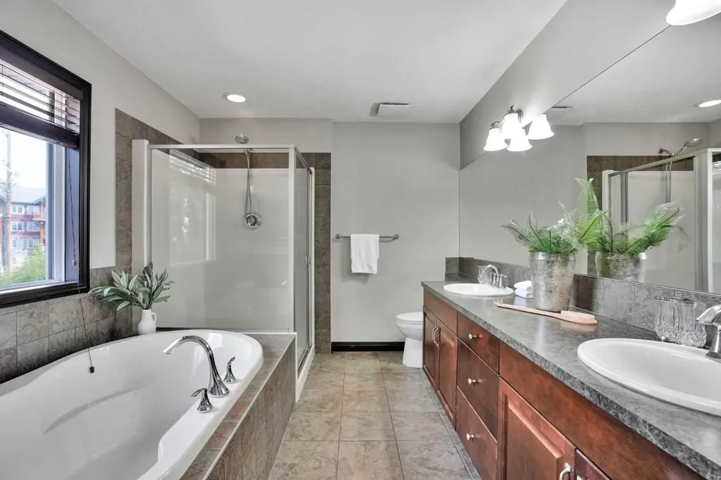 212 Everbrook Way SW Calgary AB T2Y 0E8