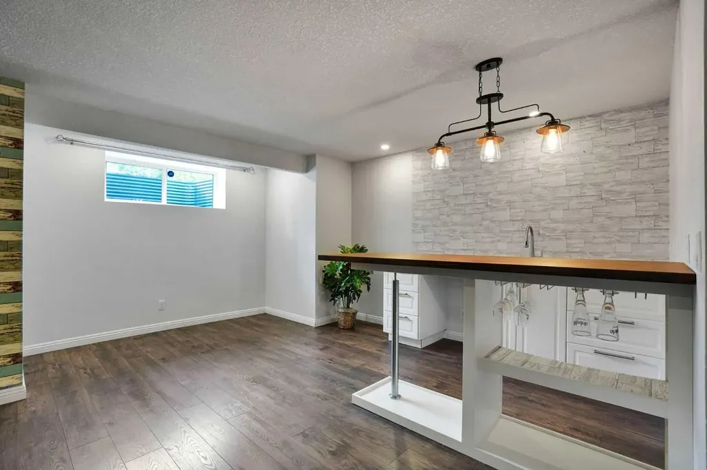 212 Everbrook Way SW Calgary AB T2Y 0E8