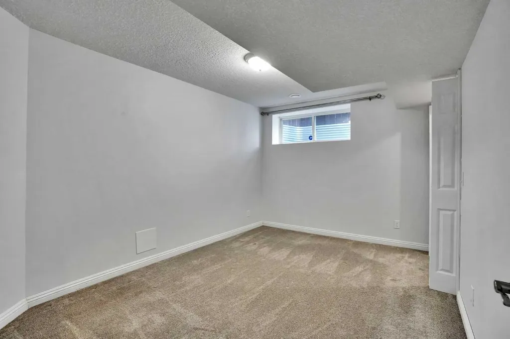 212 Everbrook Way SW Calgary AB T2Y 0E8