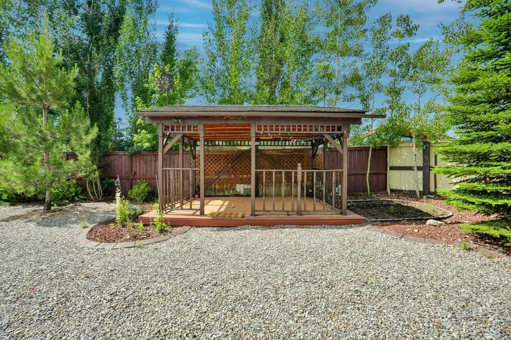 212 Everbrook Way SW Calgary AB T2Y 0E8