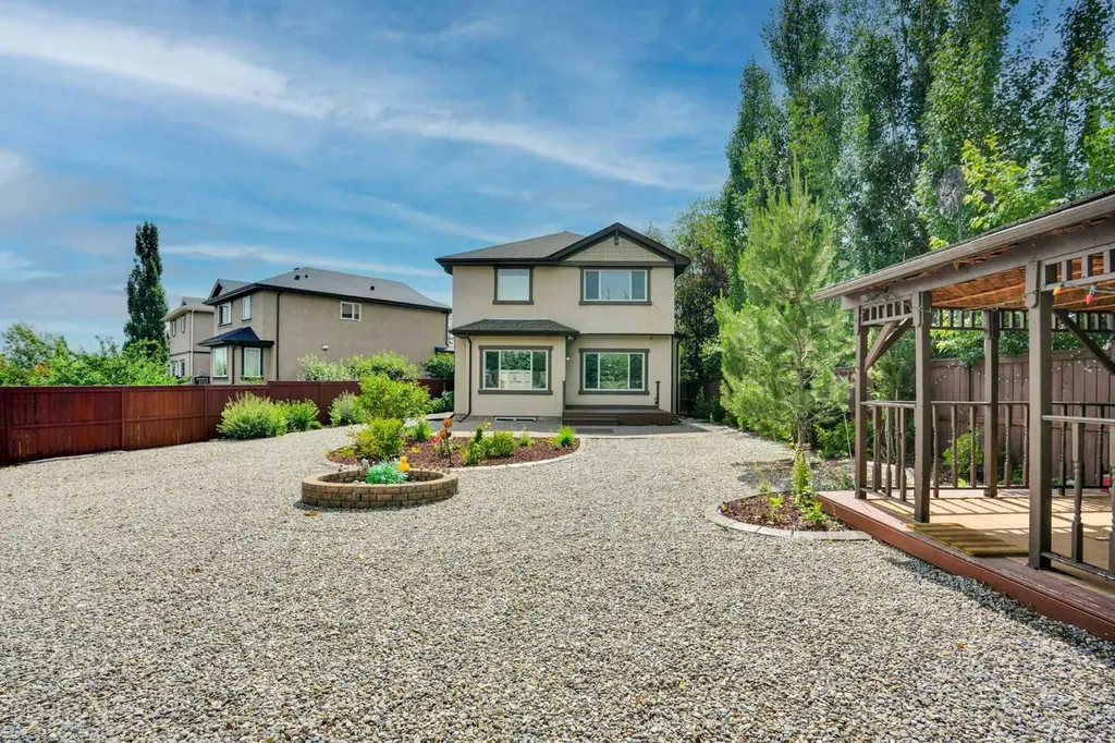212 Everbrook Way SW Calgary AB T2Y 0E8