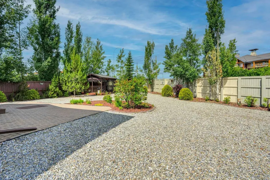 212 Everbrook Way SW Calgary AB T2Y 0E8