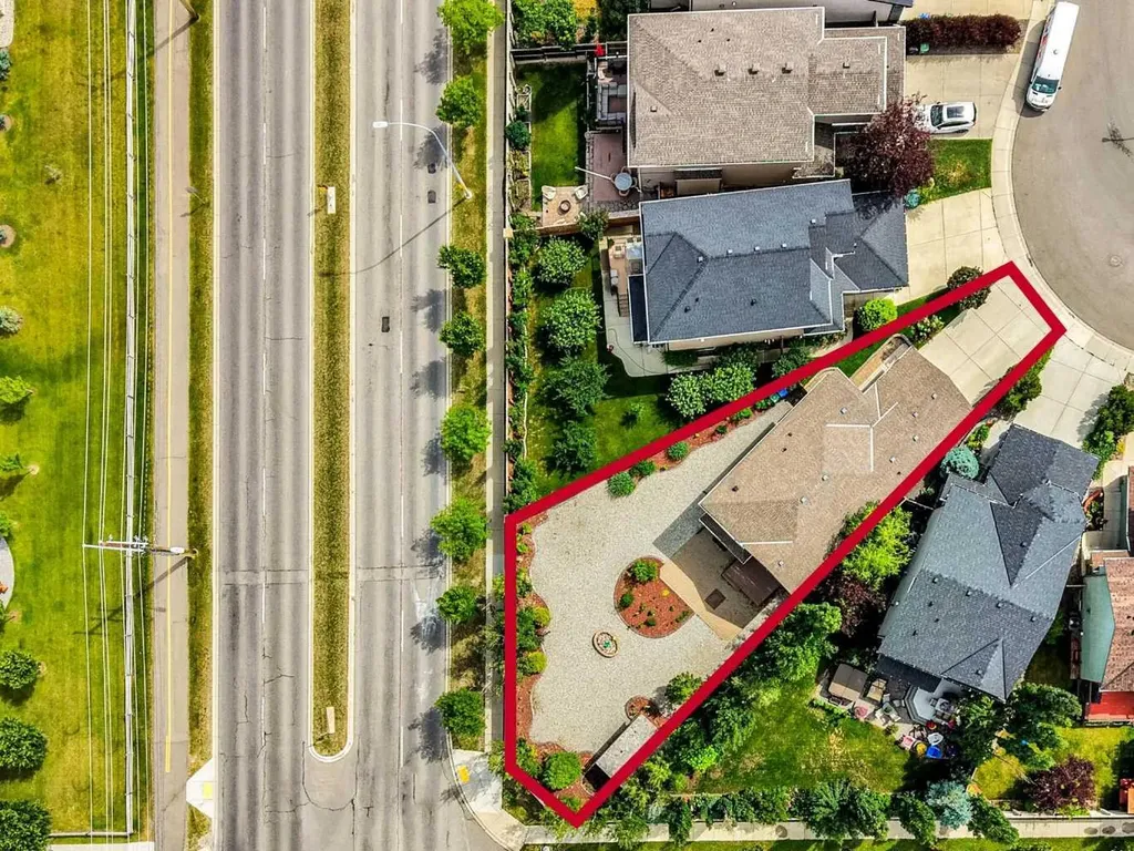 212 Everbrook Way SW Calgary AB T2Y 0E8