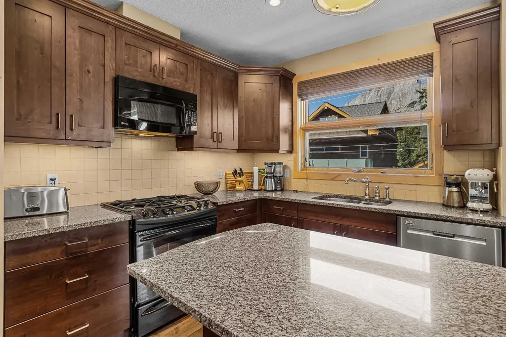 516 8th Avenue Canmore AB T1W2E3