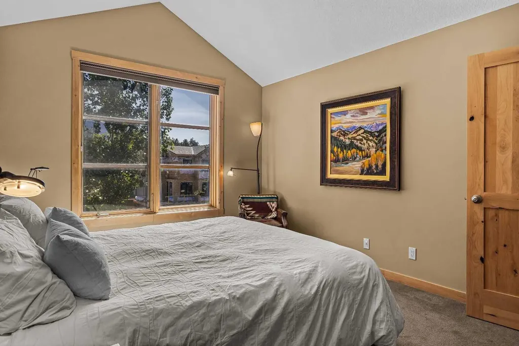 516 8th Avenue Canmore AB T1W2E3