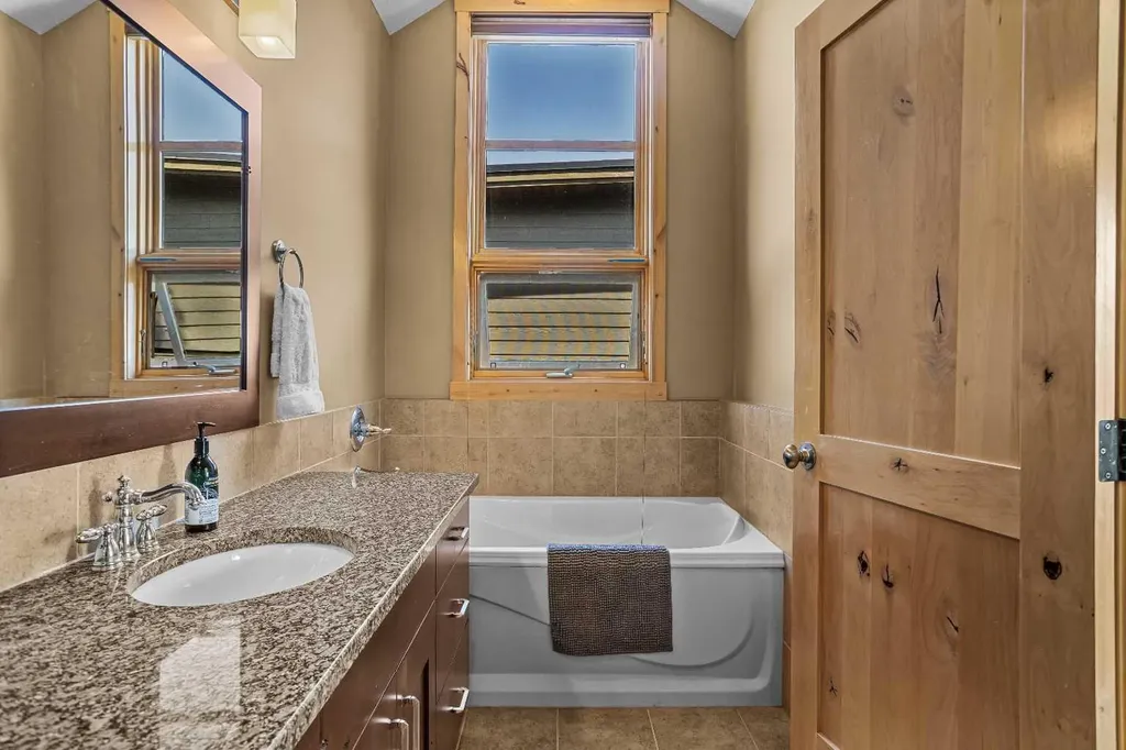 516 8th Avenue Canmore AB T1W2E3