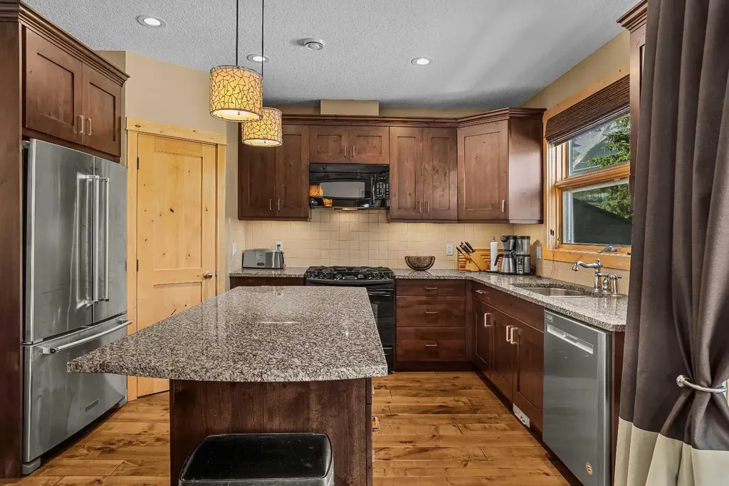 516 8th Avenue Canmore AB T1W2E3