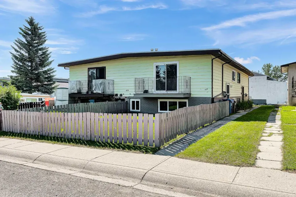 435 Pinehill Road NE Calgary AB T1Y2W6