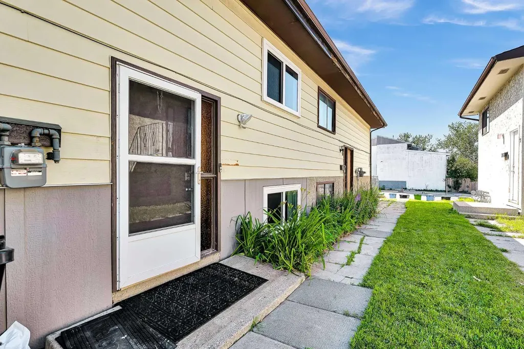 435 Pinehill Road NE Calgary AB T1Y2W6