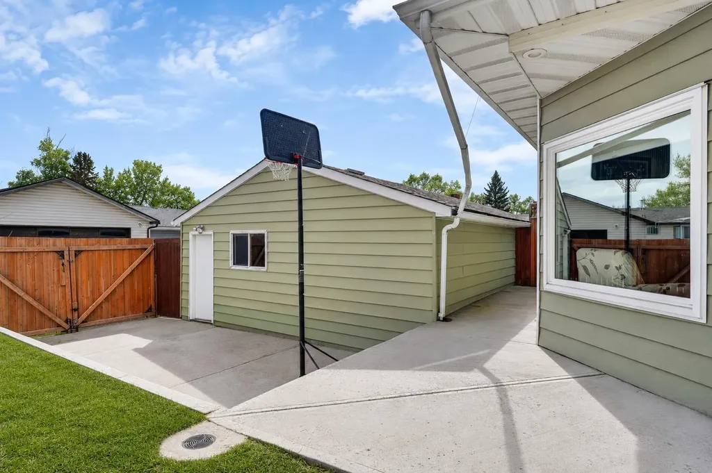 5835 28 Avenue NE Calgary AB T1Y 2E4