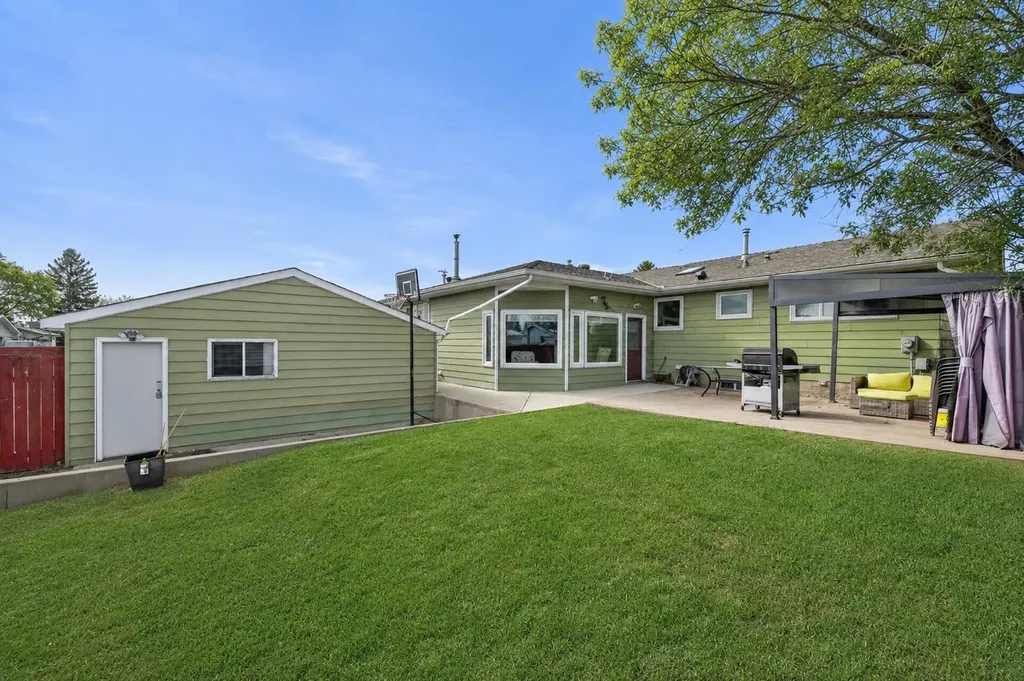 5835 28 Avenue NE Calgary AB T1Y 2E4