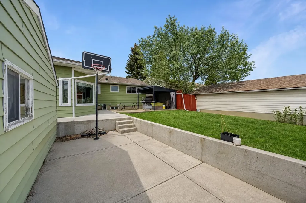 5835 28 Avenue NE Calgary AB T1Y 2E4