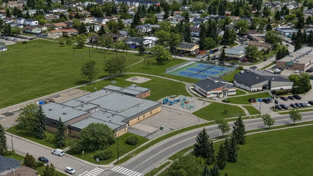 5835 28 Avenue NE Calgary AB T1Y 2E4