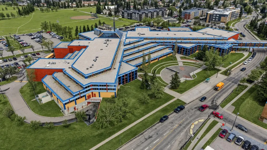 5835 28 Avenue NE Calgary AB T1Y 2E4