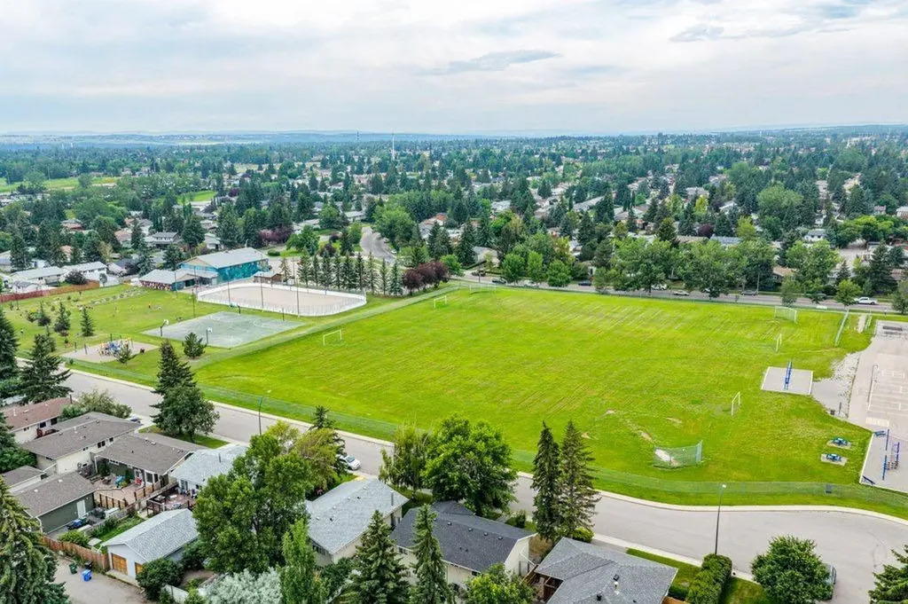 11019 Bradbury Drive SW Calgary AB T2W 1B1