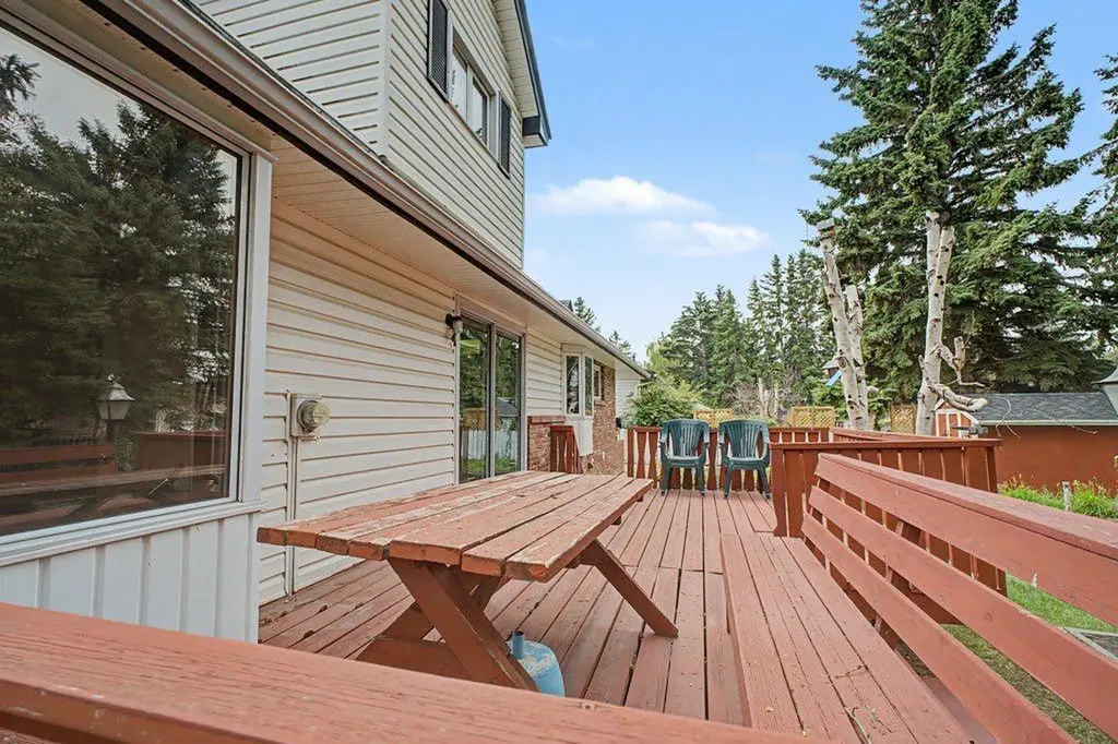 11019 Bradbury Drive SW Calgary AB T2W 1B1