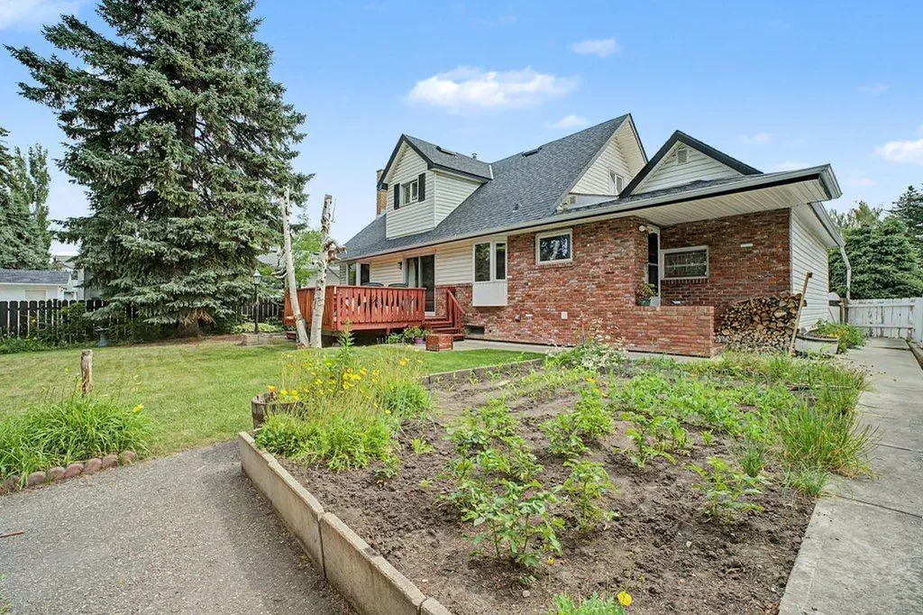 11019 Bradbury Drive SW Calgary AB T2W 1B1