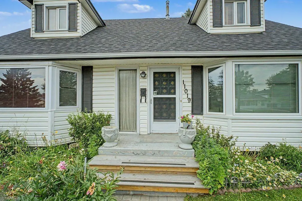 11019 Bradbury Drive SW Calgary AB T2W 1B1