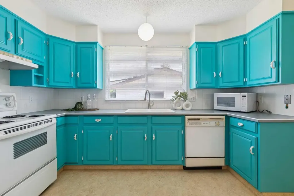11248 Braeside Drive SW Calgary AB T2W3E4