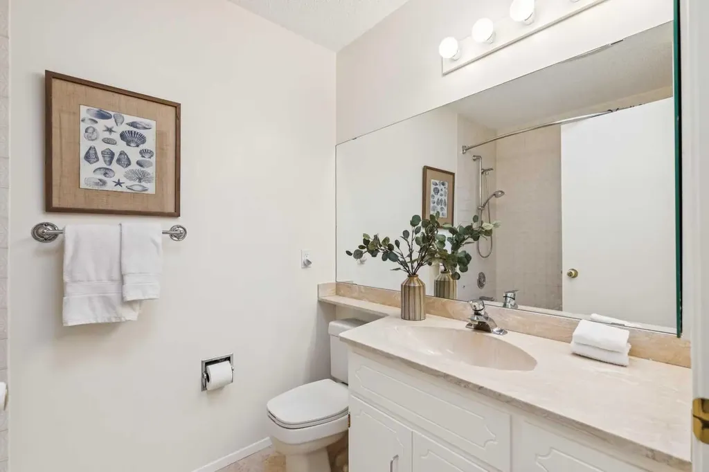 11248 Braeside Drive SW Calgary AB T2W3E4