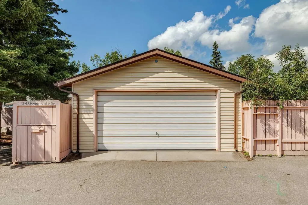 11248 Braeside Drive SW Calgary AB T2W3E4